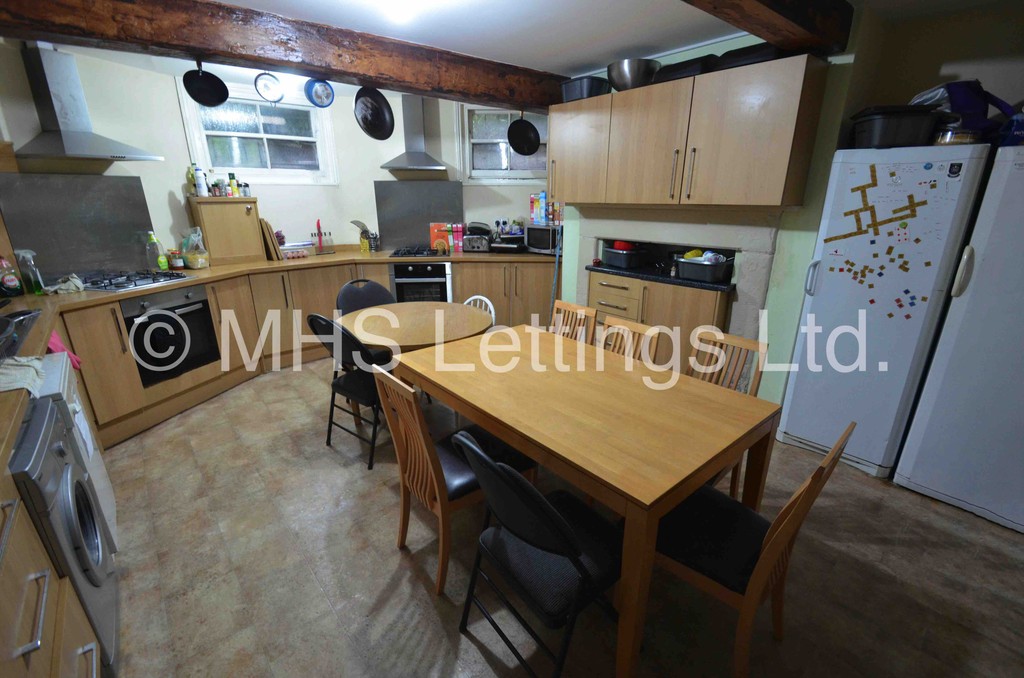 Photo of 10 Bedroom Mid Terraced House in 22 Regent Park Avenue, Leeds, LS6 2AU
