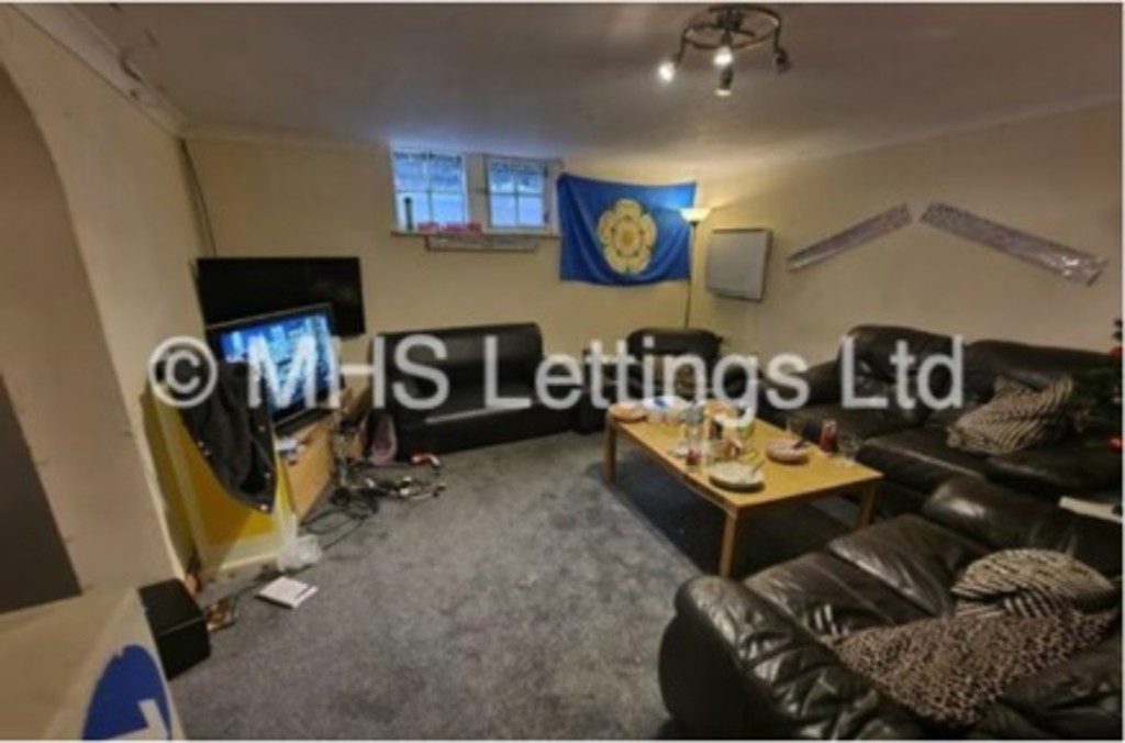 Photo of 10 Bedroom Mid Terraced House in 22 Regent Park Avenue, Leeds, LS6 2AU