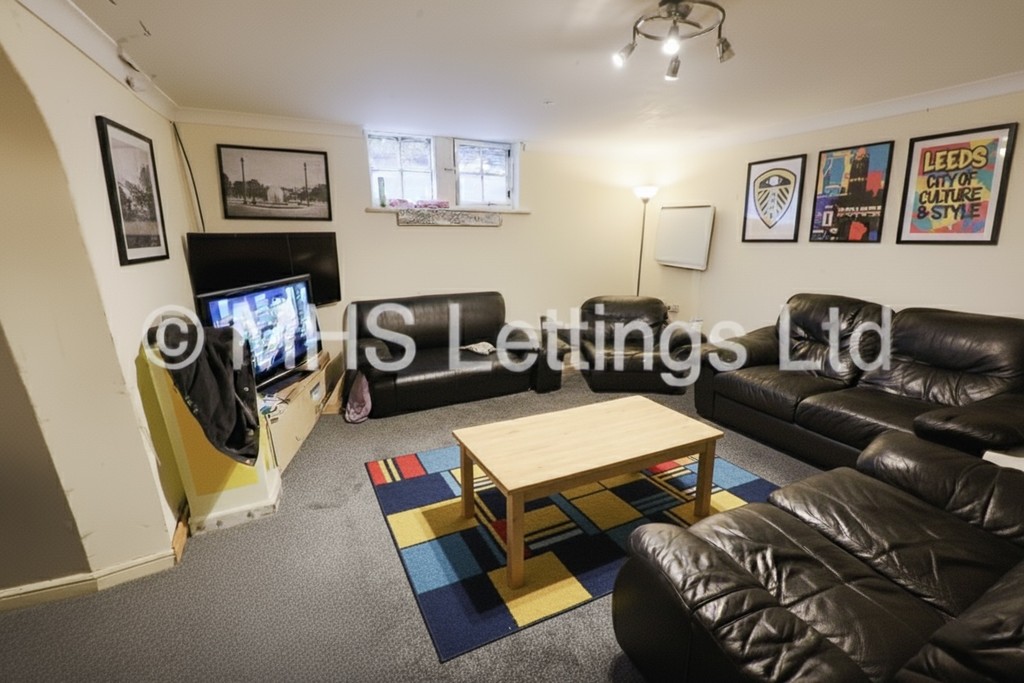Photo of 10 Bedroom Mid Terraced House in 22 Regent Park Avenue, Leeds, LS6 2AU