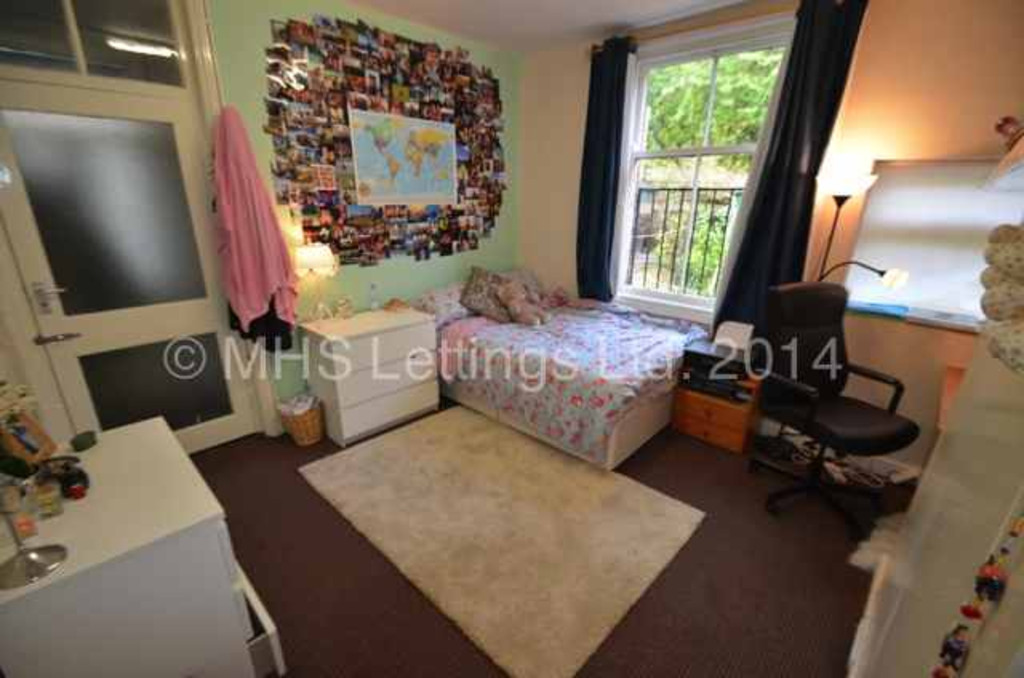 Photo of 10 Bedroom Mid Terraced House in 22 Regent Park Avenue, Leeds, LS6 2AU