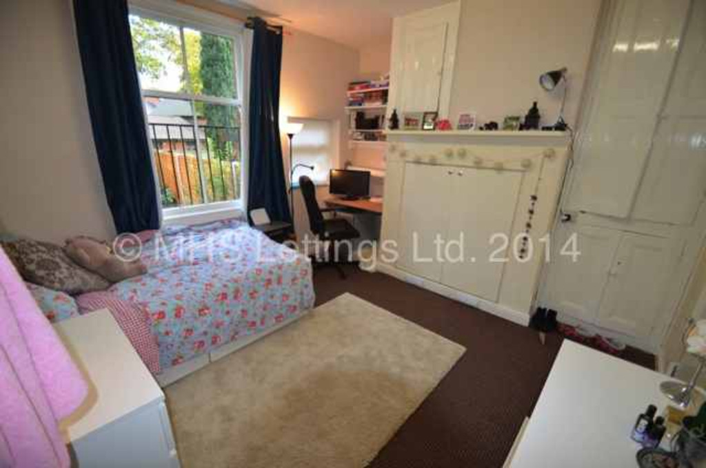Photo of 10 Bedroom Mid Terraced House in 22 Regent Park Avenue, Leeds, LS6 2AU