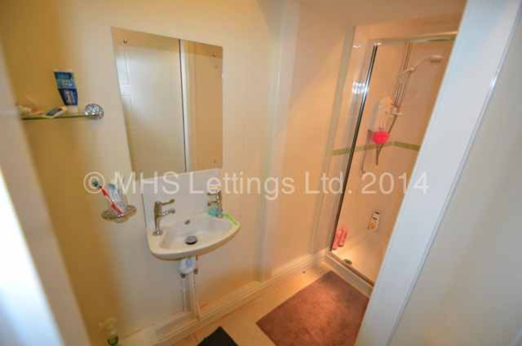Photo of 10 Bedroom Mid Terraced House in 22 Regent Park Avenue, Leeds, LS6 2AU