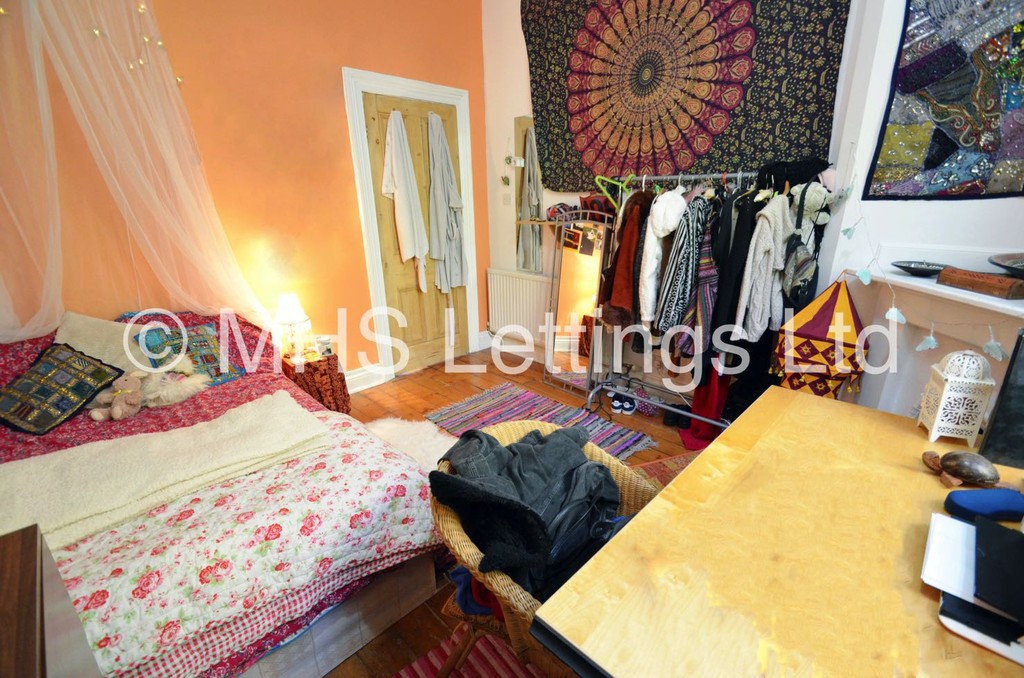 Photo of 8 Bedroom Mid Terraced House in 41 Regent Park Terrace, Leeds, LS6 2AX