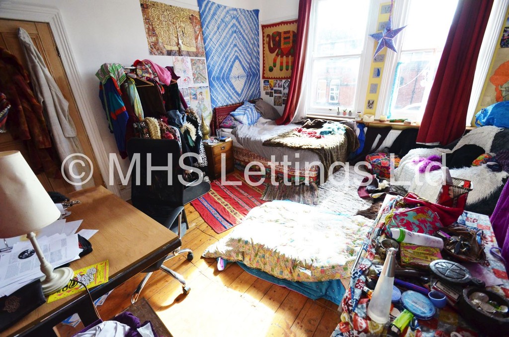 Photo of 8 Bedroom Mid Terraced House in 41 Regent Park Terrace, Leeds, LS6 2AX