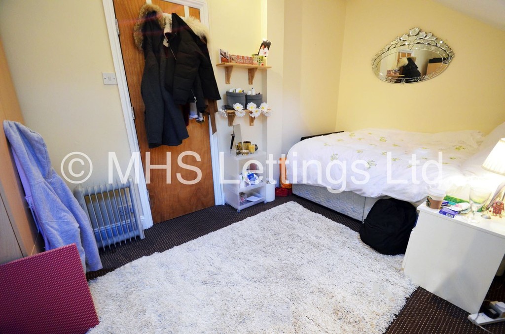 Photo of 8 Bedroom Mid Terraced House in 41 Regent Park Terrace, Leeds, LS6 2AX