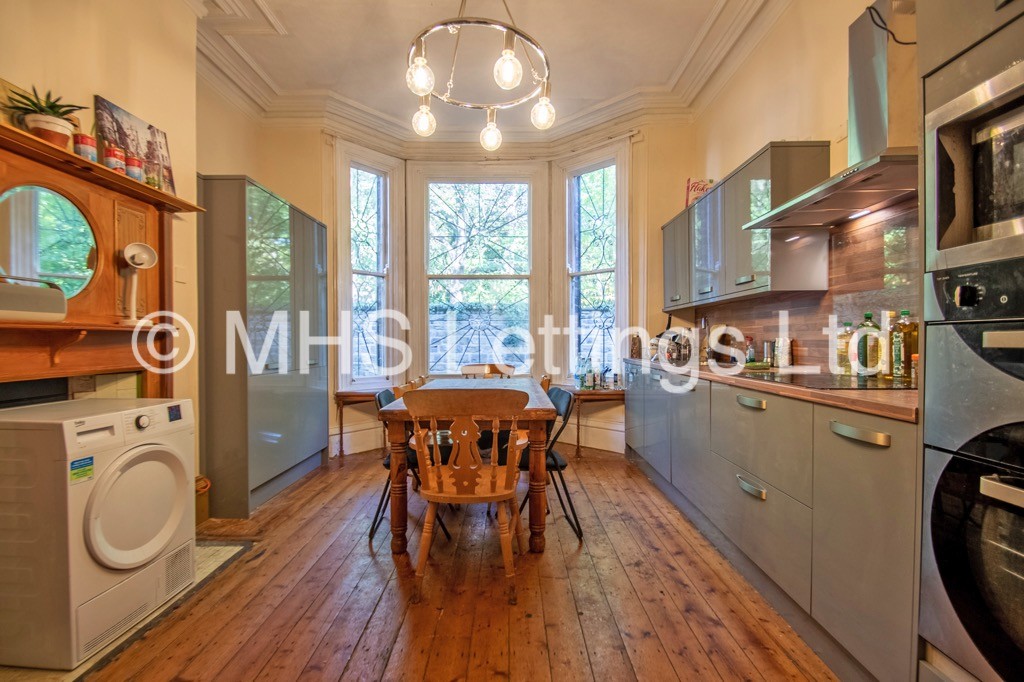 Photo of 8 Bedroom Mid Terraced House in 41 Regent Park Terrace, Leeds, LS6 2AX