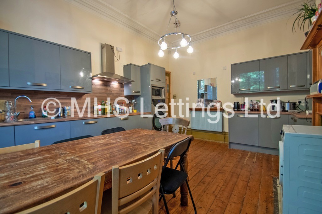 Photo of 8 Bedroom Mid Terraced House in 41 Regent Park Terrace, Leeds, LS6 2AX