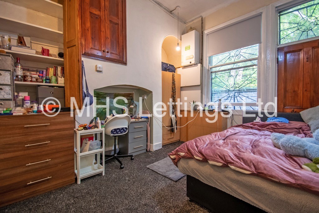 Photo of 8 Bedroom Mid Terraced House in 41 Regent Park Terrace, Leeds, LS6 2AX