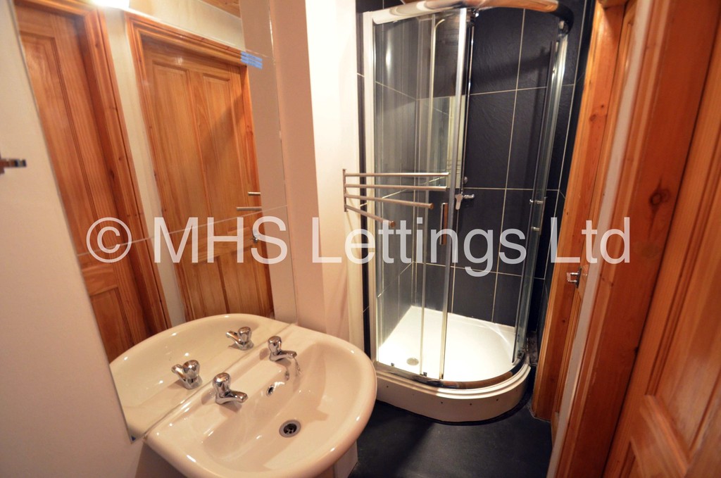Photo of 8 Bedroom Mid Terraced House in 41 Regent Park Terrace, Leeds, LS6 2AX