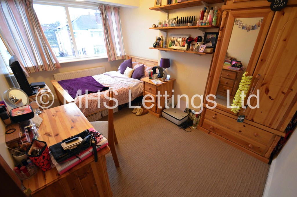 Photo of 5 Bedroom Semi-Detached House in 38 Newport View, Leeds, LS6 3BX