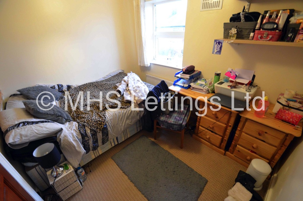 Photo of 5 Bedroom Semi-Detached House in 38 Newport View, Leeds, LS6 3BX