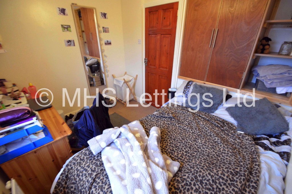 Photo of 5 Bedroom Semi-Detached House in 38 Newport View, Leeds, LS6 3BX