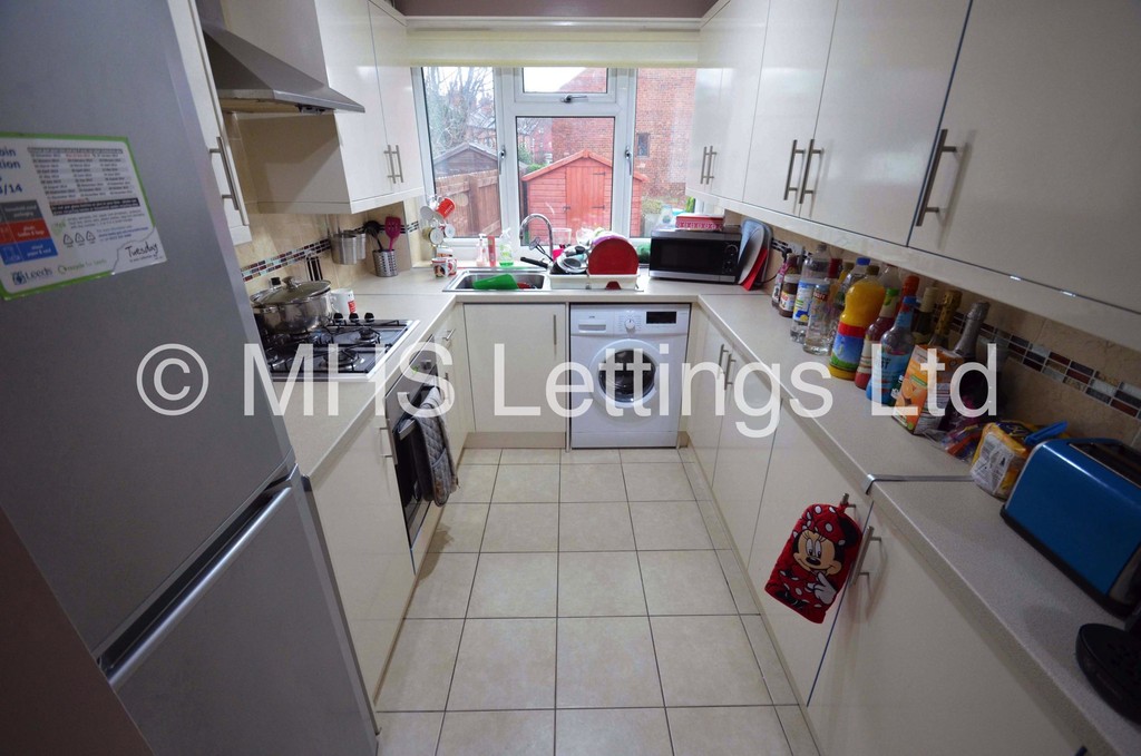 Photo of 5 Bedroom Semi-Detached House in 38 Newport View, Leeds, LS6 3BX