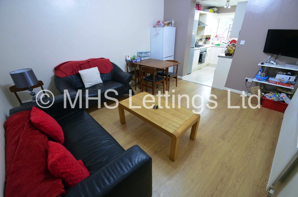 Photo of 5 Bedroom Semi-Detached House in 38 Newport View, Leeds, LS6 3BX