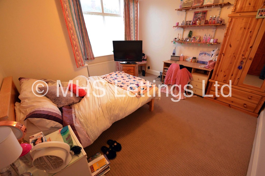 Photo of 5 Bedroom Semi-Detached House in 38 Newport View, Leeds, LS6 3BX
