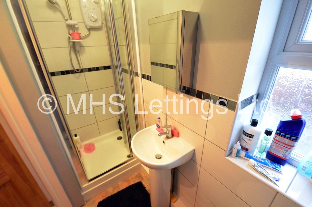 Photo of 5 Bedroom Semi-Detached House in 38 Newport View, Leeds, LS6 3BX