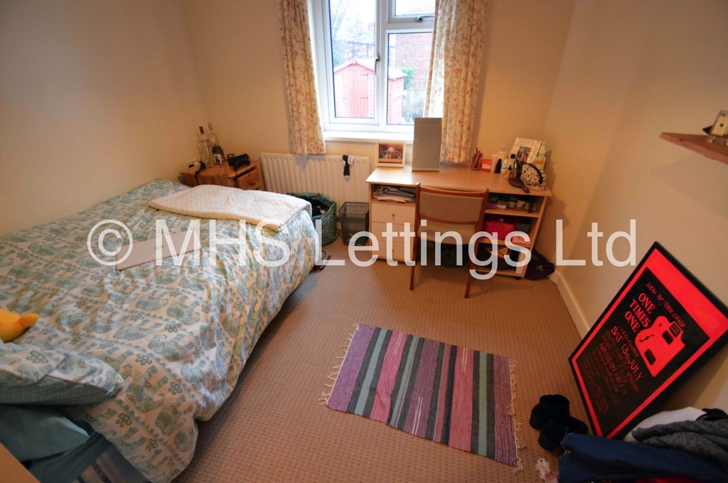 Photo of 5 Bedroom Semi-Detached House in 38 Newport View, Leeds, LS6 3BX