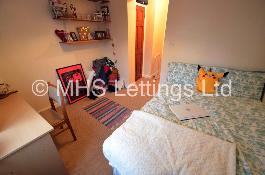 Photo of 5 Bedroom Semi-Detached House in 38 Newport View, Leeds, LS6 3BX