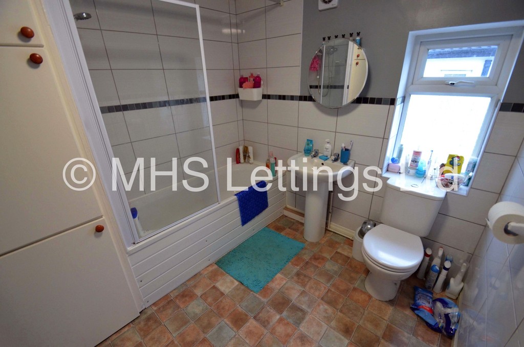 Photo of 5 Bedroom Semi-Detached House in 38 Newport View, Leeds, LS6 3BX