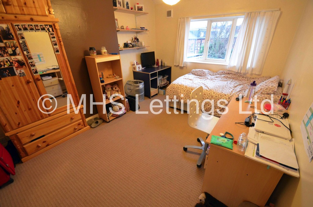 Photo of 5 Bedroom Semi-Detached House in 38 Newport View, Leeds, LS6 3BX