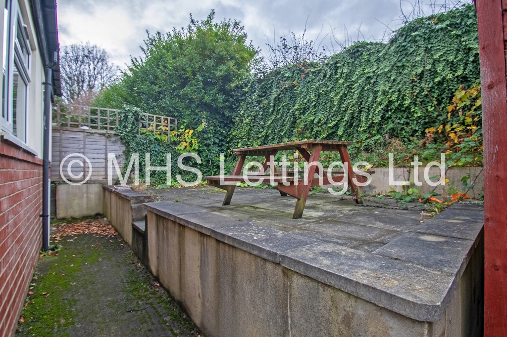 Photo of 6 Bedroom Semi-Detached House in 8 Trenic Drive, Leeds, LS6 3DJ