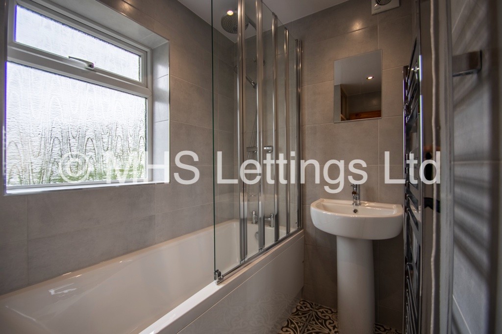 Photo of 6 Bedroom Semi-Detached House in 8 Trenic Drive, Leeds, LS6 3DJ