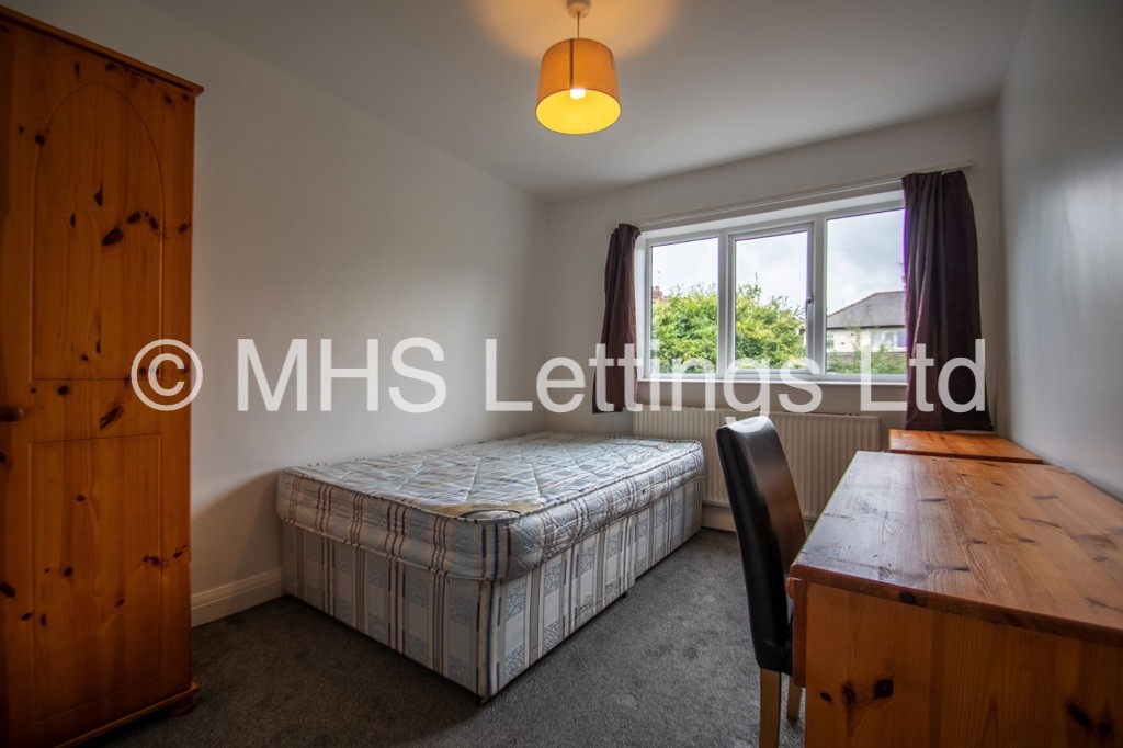 Photo of 6 Bedroom Semi-Detached House in 8 Trenic Drive, Leeds, LS6 3DJ