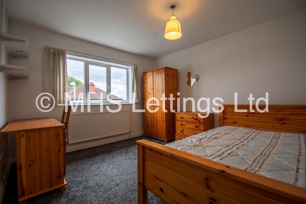 Photo of 6 Bedroom Semi-Detached House in 8 Trenic Drive, Leeds, LS6 3DJ