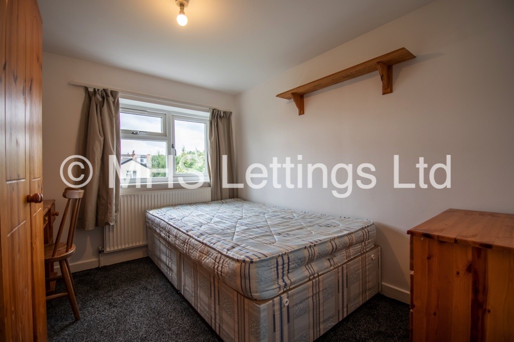 Photo of 6 Bedroom Semi-Detached House in 8 Trenic Drive, Leeds, LS6 3DJ