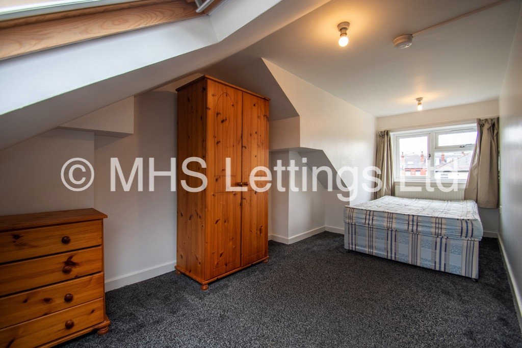 Photo of 6 Bedroom Semi-Detached House in 8 Trenic Drive, Leeds, LS6 3DJ