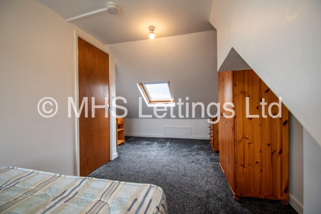 Photo of 6 Bedroom Semi-Detached House in 8 Trenic Drive, Leeds, LS6 3DJ