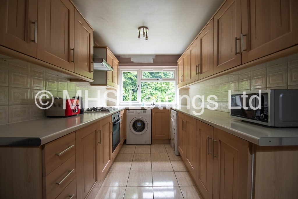 Photo of 6 Bedroom Semi-Detached House in 8 Trenic Drive, Leeds, LS6 3DJ