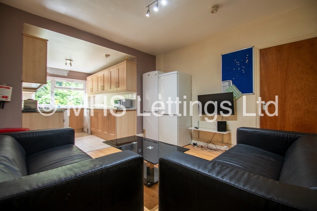 Photo of 6 Bedroom Semi-Detached House in 8 Trenic Drive, Leeds, LS6 3DJ