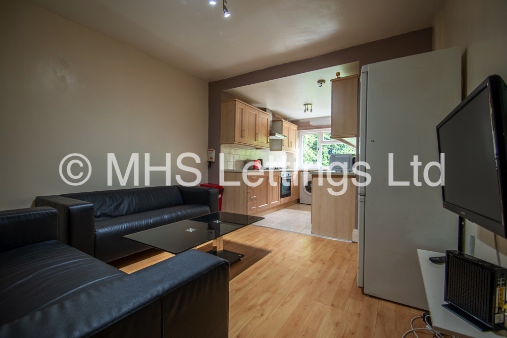 Photo of 6 Bedroom Semi-Detached House in 8 Trenic Drive, Leeds, LS6 3DJ