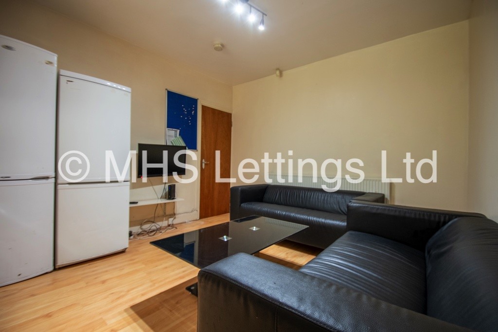 Photo of 6 Bedroom Semi-Detached House in 8 Trenic Drive, Leeds, LS6 3DJ