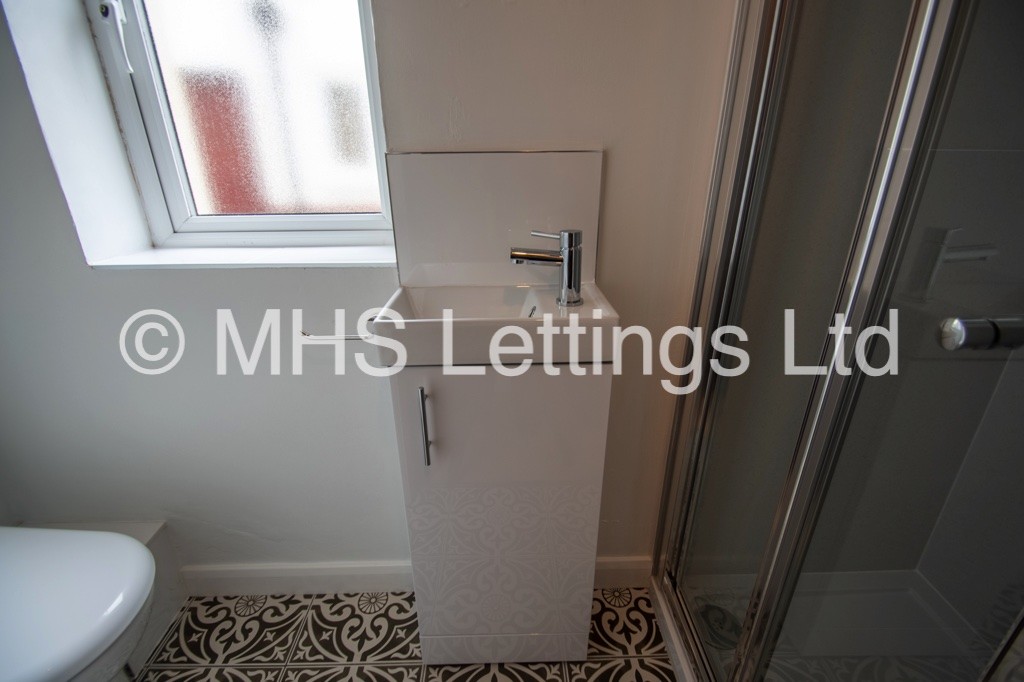 Photo of 6 Bedroom Semi-Detached House in 8 Trenic Drive, Leeds, LS6 3DJ