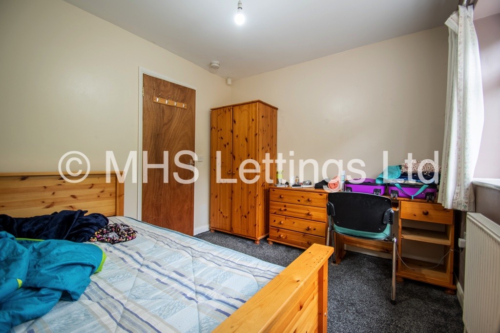 Photo of 6 Bedroom Semi-Detached House in 8 Trenic Drive, Leeds, LS6 3DJ