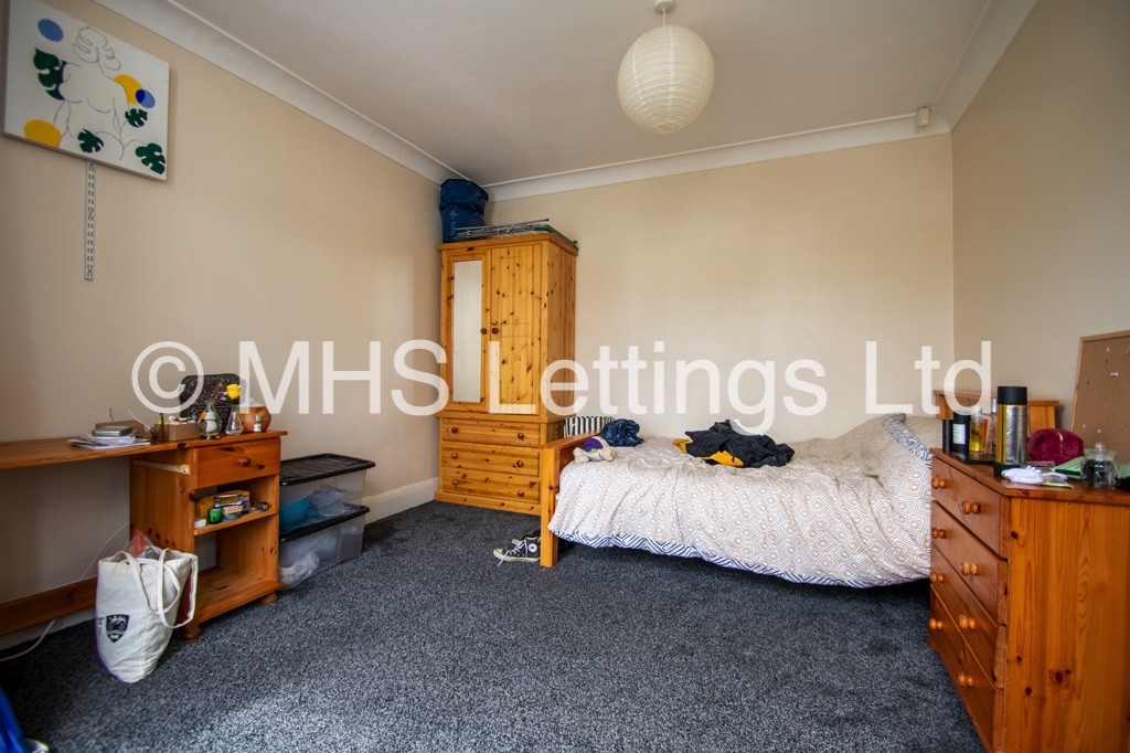 Photo of 6 Bedroom Semi-Detached House in 8 Trenic Drive, Leeds, LS6 3DJ