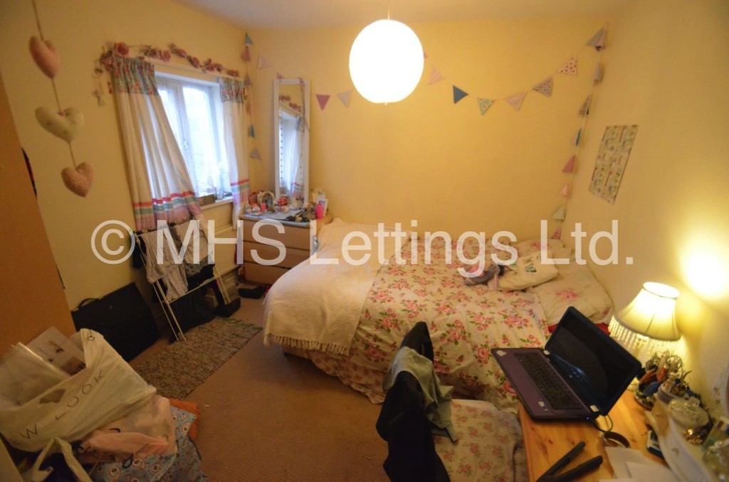 Photo of 4 Bedroom Semi-Detached House in 88 Chapel Lane, Leeds, LS6 3BW
