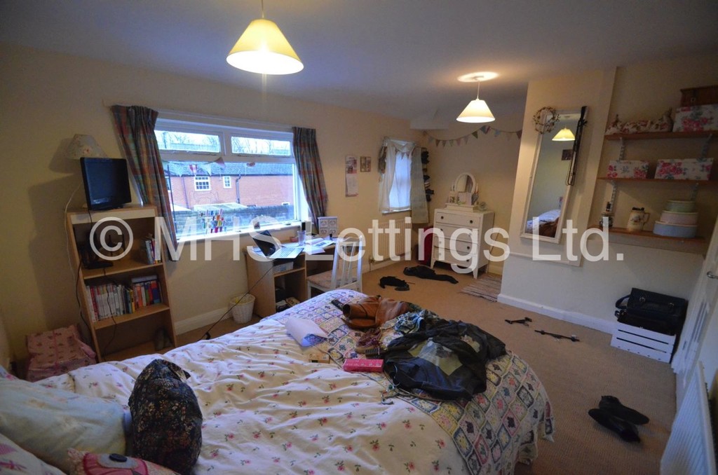 Photo of 4 Bedroom Semi-Detached House in 88 Chapel Lane, Leeds, LS6 3BW
