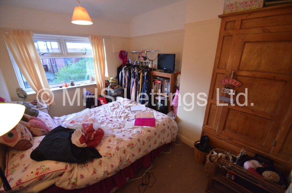 Photo of 4 Bedroom Semi-Detached House in 88 Chapel Lane, Leeds, LS6 3BW