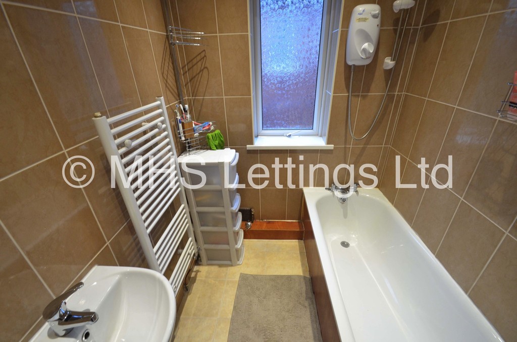 Photo of 4 Bedroom Semi-Detached House in 16 Regent Park Terrace, Leeds, LS6 2AX