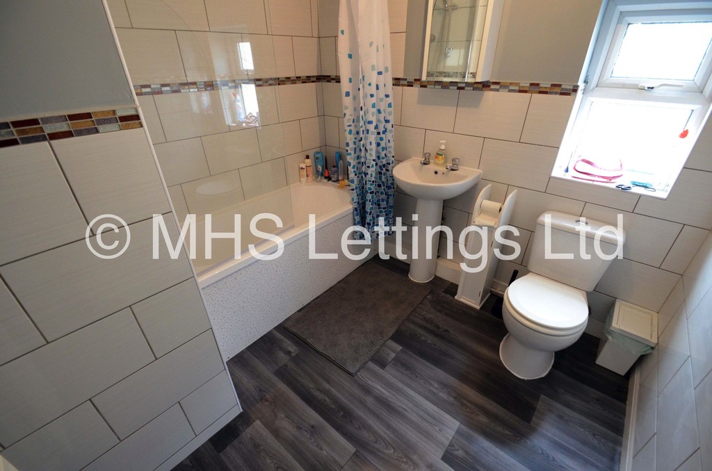 Photo of 4 Bedroom Semi-Detached House in 86 Chapel Lane, Leeds, LS6 3BW