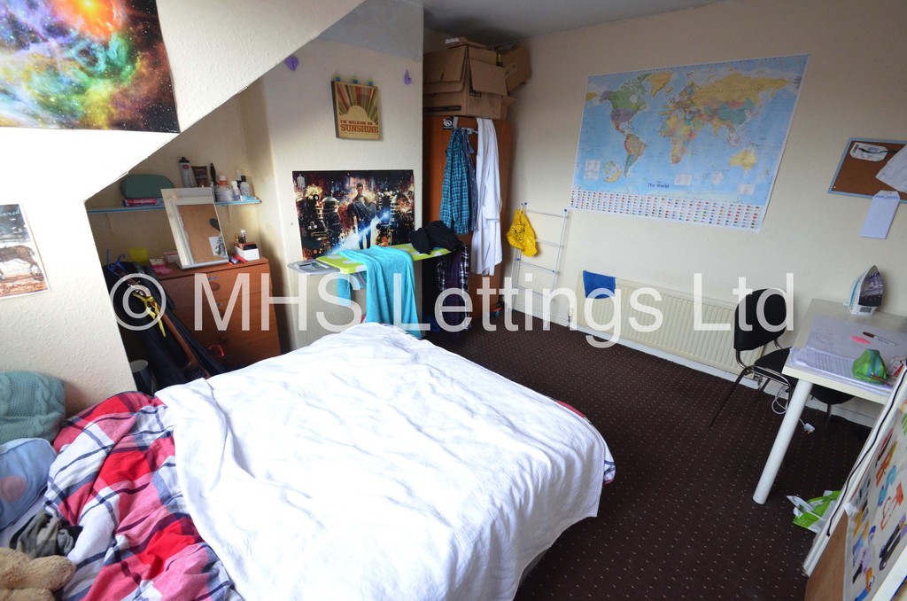 Photo of 5 Bedroom Mid Terraced House in 20 Norwood Terrace, Leeds, LS6 1EA