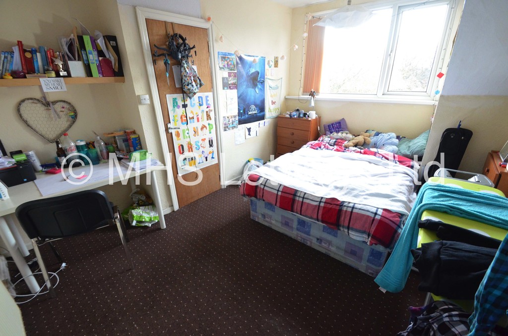 Photo of 5 Bedroom Mid Terraced House in 20 Norwood Terrace, Leeds, LS6 1EA