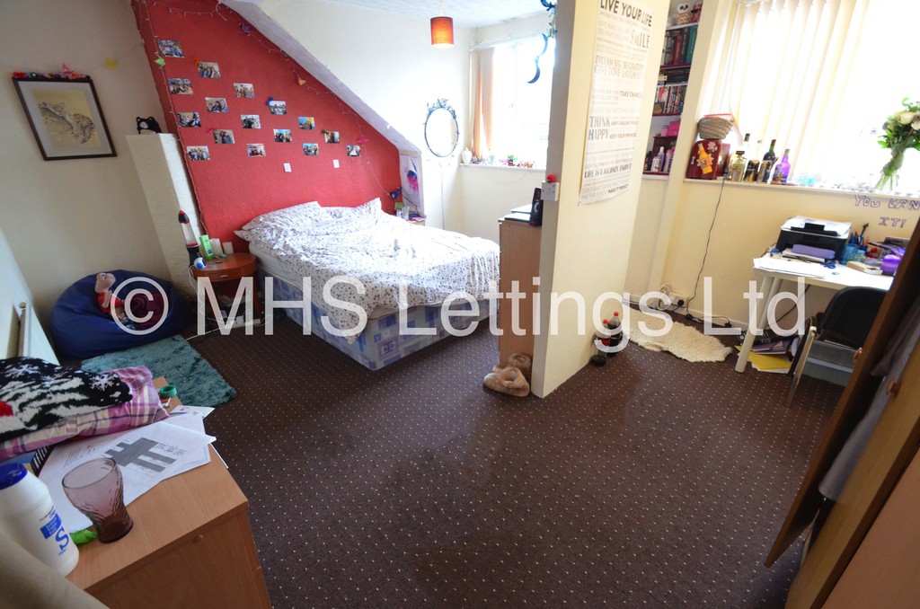 Photo of 5 Bedroom Mid Terraced House in 20 Norwood Terrace, Leeds, LS6 1EA