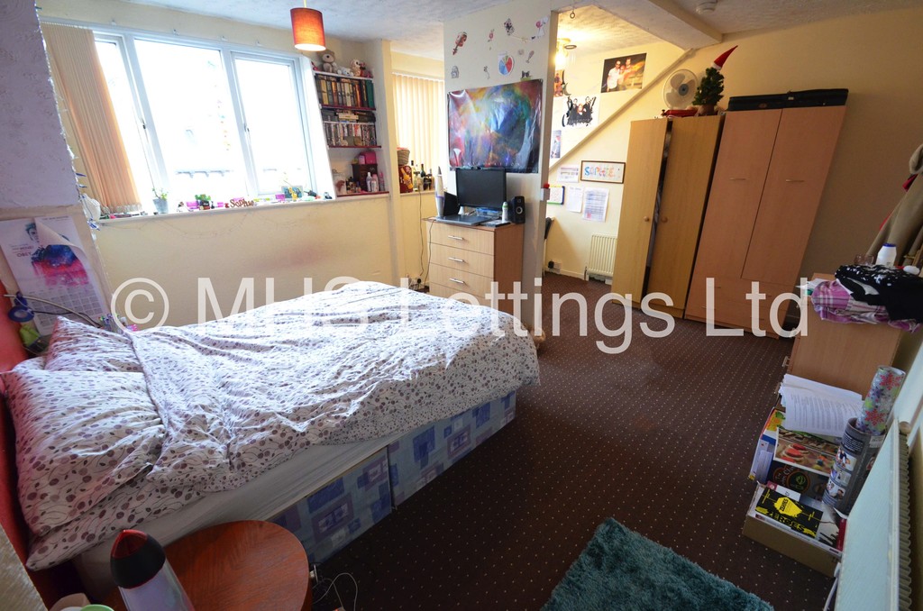 Photo of 5 Bedroom Mid Terraced House in 20 Norwood Terrace, Leeds, LS6 1EA