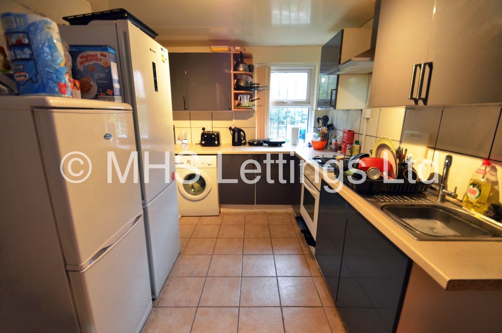 Photo of 5 Bedroom Mid Terraced House in 20 Norwood Terrace, Leeds, LS6 1EA