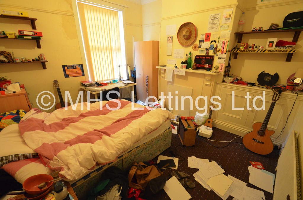 Photo of 5 Bedroom Mid Terraced House in 20 Norwood Terrace, Leeds, LS6 1EA
