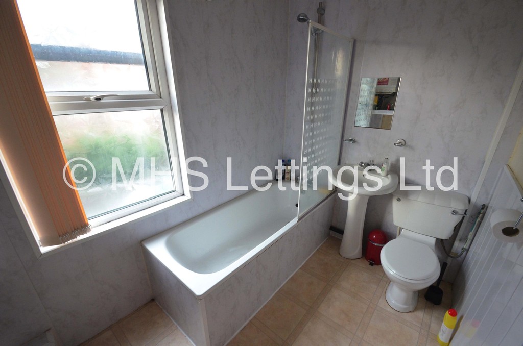 Photo of 5 Bedroom Mid Terraced House in 20 Norwood Terrace, Leeds, LS6 1EA